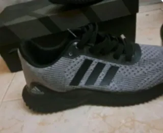 Zapatillas Adidas grises y negras
