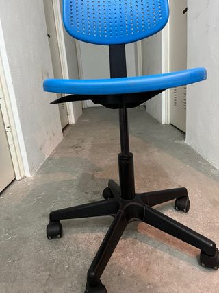 Silla de oficina azul y negra