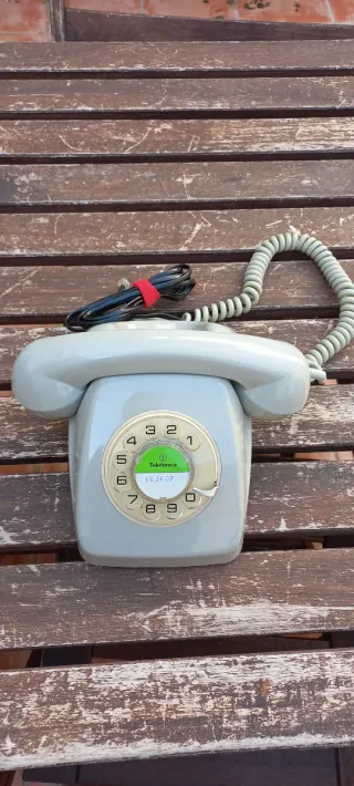 Teléfono antiguo gris Telefónica