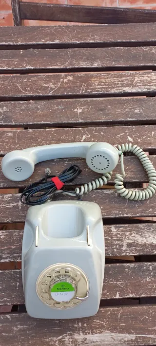 Teléfono antiguo gris Telefónica