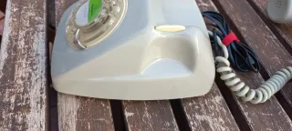 Teléfono antiguo gris Telefónica
