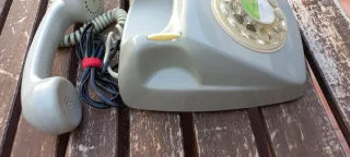 Teléfono antiguo gris Telefónica