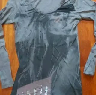 Camiseta gris estampada manga larga