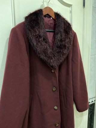 Abrigo burdeos de lana y cashmere con cuello pelo