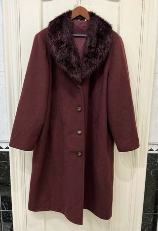 Abrigo burdeos de lana y cashmere con cuello pelo