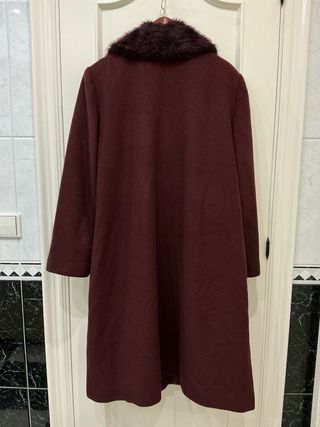 Abrigo burdeos de lana y cashmere con cuello pelo