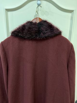 Abrigo burdeos de lana y cashmere con cuello pelo