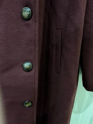 Abrigo burdeos de lana y cashmere con cuello pelo