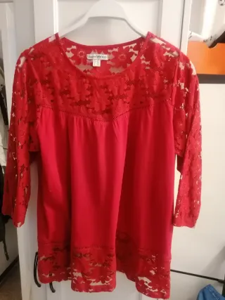 Blusa roja con encaje