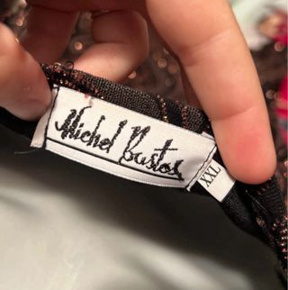 Blusa brillante negra y dorada