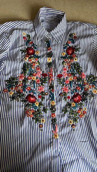 Camisa de rayas con bordado floral