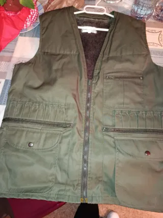 Chaleco verde con múltiples bolsillos