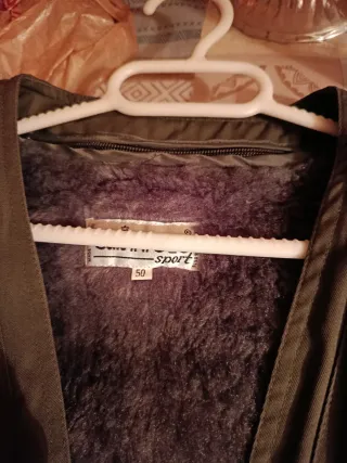 Chaleco verde con múltiples bolsillos