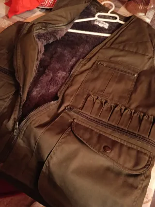 Chaleco verde con múltiples bolsillos