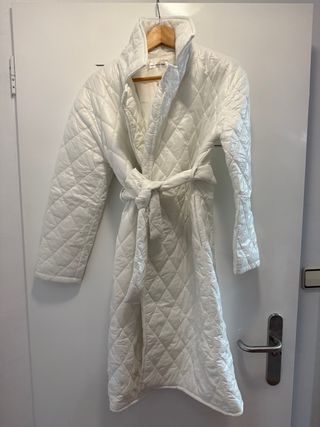 Abrigo acolchado blanco con cinturón