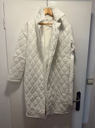 Abrigo acolchado blanco con cinturón