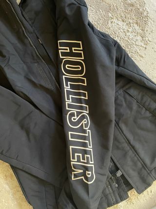 Abrigo Hollister Negro con Logo