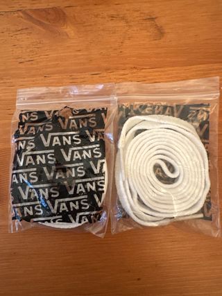Monedero y cordones Vans
