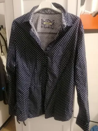 Blusa de topos azul y blanco