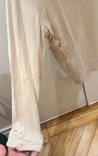 Jersey cuello alto de color blanco roto con manga