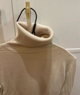 Jersey cuello alto de color blanco roto con manga