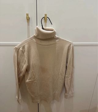 Jersey cuello alto de color blanco roto con manga