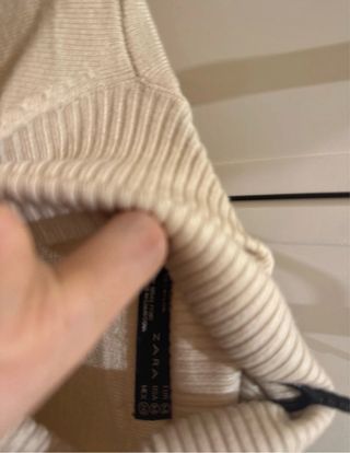 Jersey cuello alto de color blanco roto con manga