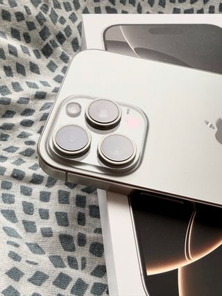 iPhone 16 Pro Max Gris