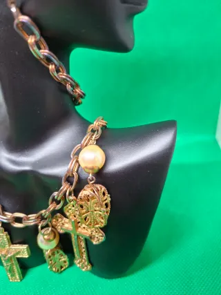 Collar vintage  con dijes cruz y perlas