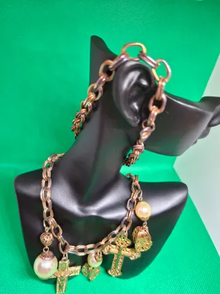 Collar vintage  con dijes cruz y perlas