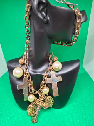 Collar vintage  con dijes cruz y perlas