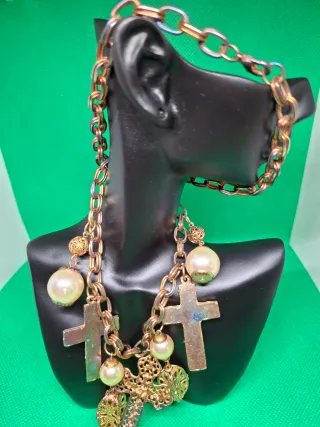 Collar vintage  con dijes cruz y perlas