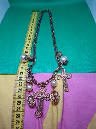 Collar vintage  con dijes cruz y perlas