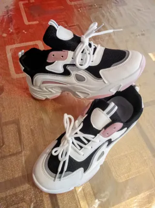 Zapatillas deportivas negras y blancas 39 _40