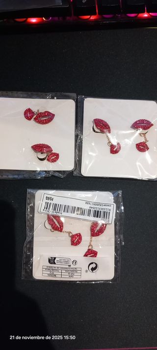 Pendientes bisutería labios rojos y dorados