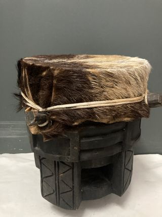 Tambor africano de madera con piel