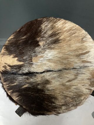 Tambor africano de madera con piel