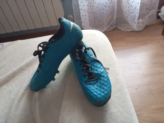 Botas de fútbol azules y verdes