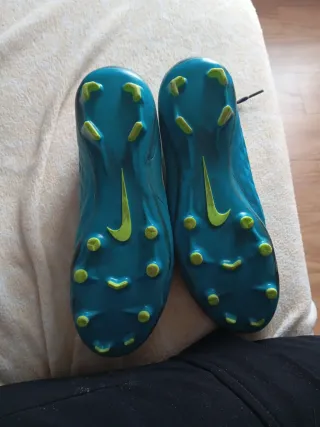 Botas de fútbol azules y verdes
