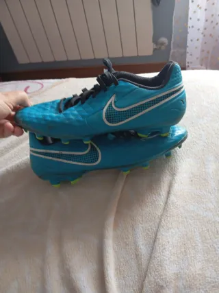Botas de fútbol azules y verdes