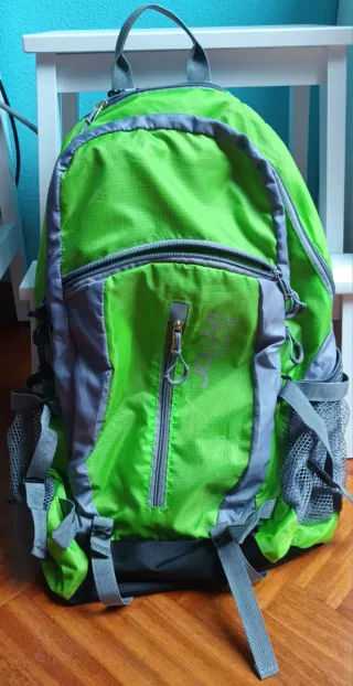 Mochila verde y gris