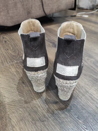 Botines Vidorreta cuña y detalles beige