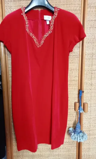 Abito rosso ricamato a mano per feste o cocktail