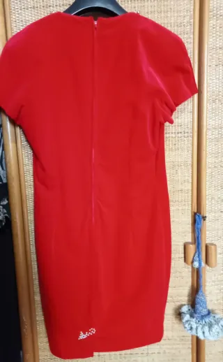 Abito rosso ricamato a mano per feste o cocktail