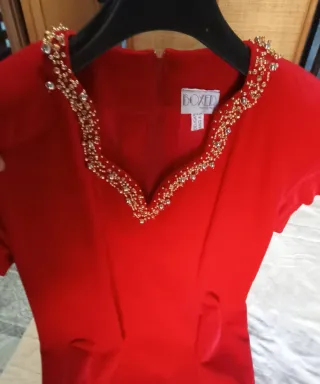 Abito rosso ricamato a mano per feste o cocktail