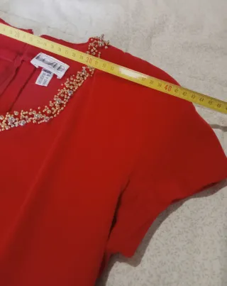 Abito rosso ricamato a mano per feste o cocktail