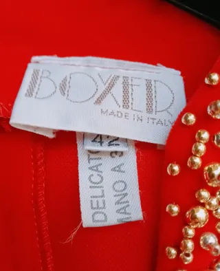 Abito rosso ricamato a mano per feste o cocktail