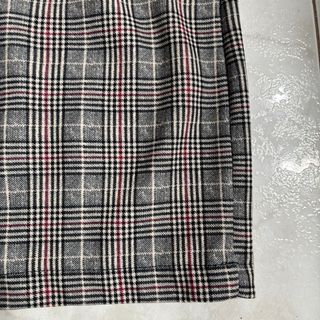Falda de cuadros gris y rojo