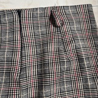 Falda de cuadros gris y rojo