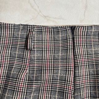 Falda de cuadros gris y rojo